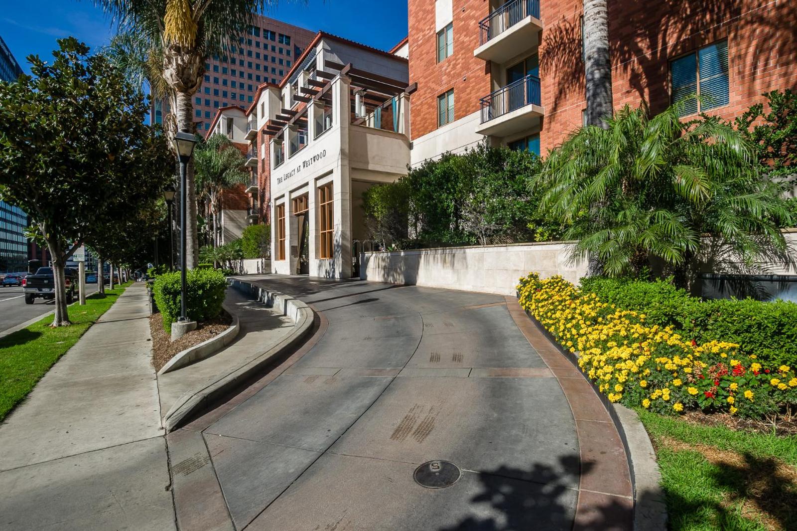 Wilshire Apartment 517 Main image 2